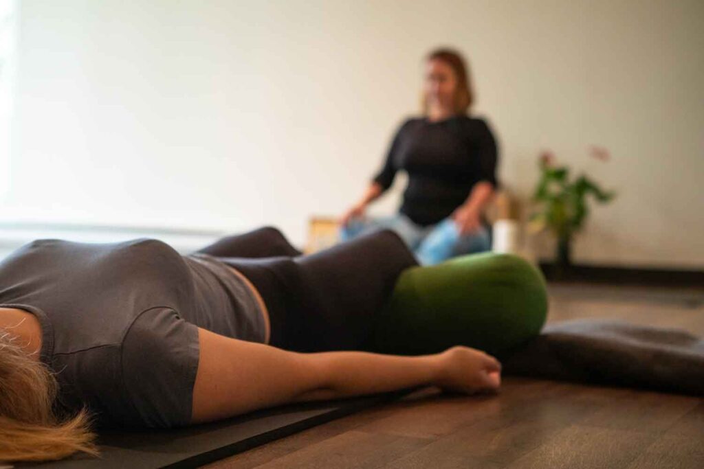 insegnante di yoga con alunni in fase di respirazione