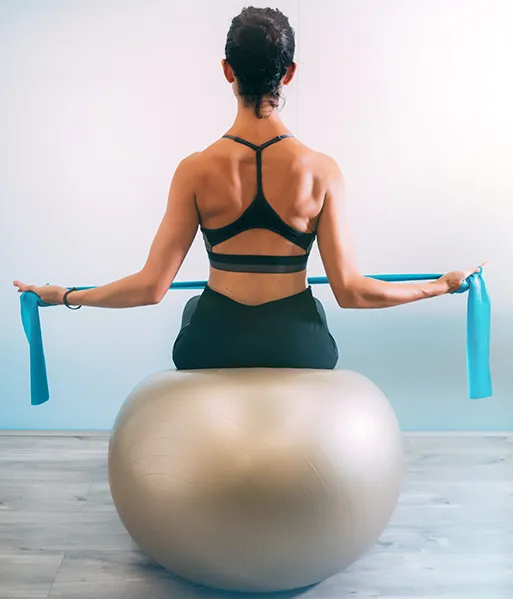 donna che svolge esercizio di pilates sulla palla fitness