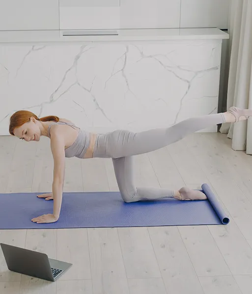 donna che esegue esercizio di pilates online