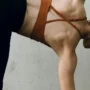 Donna in posizione di equilibrio yoga che illustra la stabilità dinamica del bacino