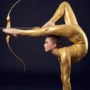 Acrobata femminile in posizione estrema che illustra l'iperflessibilità articolare