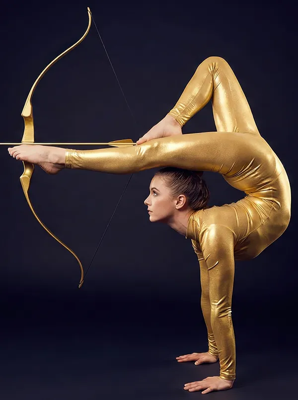 Acrobata femminile in posizione estrema che illustra l'iperflessibilità articolare
