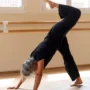 Persona anziana attiva che pratica esercizio fisico per contrastare osteoporosi e sarcopenia