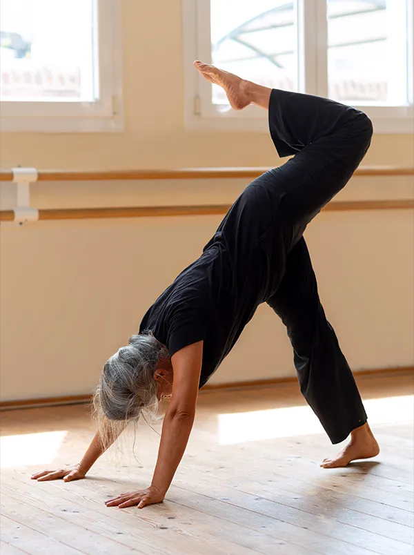 Persona anziana attiva che pratica esercizio fisico per contrastare osteoporosi e sarcopenia