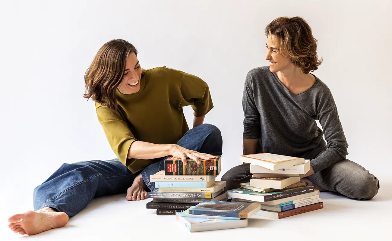 persone con libri di yoga usati durante il teacher training ashtanga