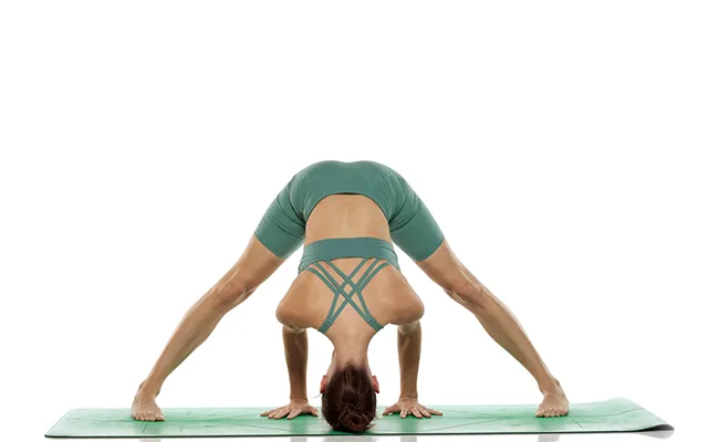 donna in posizione stretching che tocca il pavimento