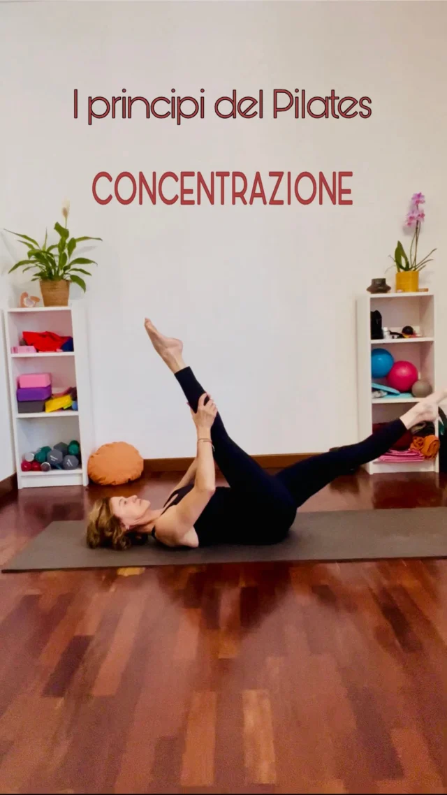 ✨

𝗖𝗢𝗡𝗖𝗘𝗡𝗧𝗥𝗔𝗭𝗜𝗢𝗡𝗘

Nel Pilates la concentrazione non è uno sforzo mentale fine a sé stesso.

È la capacità di essere presenti nel movimento, di osservare ciò che accade nel corpo e di dirigere consapevolmente l’azione.

Quando l’attenzione è dispersa, il movimento tende a diventare automatico.
Quando la mente è presente, ogni gesto acquista maggiore precisione, controllo ed efficacia.

Concentrarsi significa percepire l’allineamento, ascoltare il respiro, riconoscere le compensazioni e creare una connessione più profonda tra intenzione e movimento.

Non si tratta di fare di più.
Si tratta di essere pienamente presenti in ciò che si sta facendo.

È in questa qualità di attenzione che il movimento si trasforma in esperienza.

𝗤𝗨𝗘𝗦𝗧𝗢 𝗘̀ 𝗨𝗡𝗢 𝗗𝗘𝗜 𝗣𝗥𝗜𝗡𝗖𝗜𝗣𝗜 𝗖𝗛𝗘 𝗔𝗣𝗣𝗥𝗢𝗙𝗢𝗡𝗗𝗜𝗥𝗘𝗠𝗢 𝗡𝗘𝗟

𝗖𝗢𝗥𝗦𝗢 𝗗𝗜 𝗙𝗢𝗥𝗠𝗔𝗭𝗜𝗢𝗡𝗘 𝗗𝗜 𝗣𝗜𝗟𝗔𝗧𝗘𝗦
𝗠𝗔𝗧𝗪𝗢𝗥𝗞
𝗜𝗡 𝗣𝗥𝗘𝗦𝗘𝗡𝗭𝗔 𝗘 𝗢𝗡𝗟𝗜𝗡𝗘

10 incontri da settembre ’26 a giugno ’27 in collaborazione con @ederel_unipop a Massafra (TA)

Per info e iscrizioni:
info@danielaborroni.it

Raffaella: 393 971 5464

#PilatesMatwork #PilatesTeacherTraining #PilatesItalia #MetodoPilates #MovimentoConsapevole