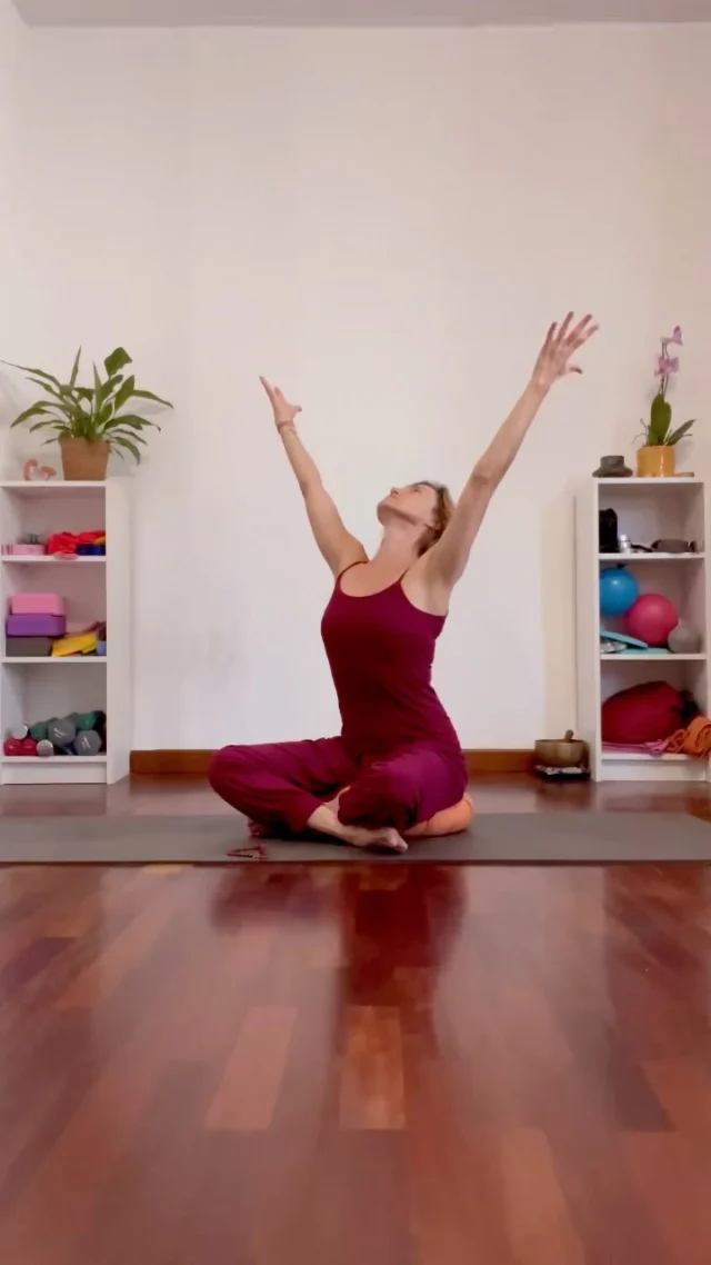 🪷

𝗗𝗮𝗹 𝗿𝗮𝗱𝗶𝗰𝗮𝗺𝗲𝗻𝘁𝗼 𝗮𝗹𝗹𝗮 𝗰𝗼𝗻𝘀𝗮𝗽𝗲𝘃𝗼𝗹𝗲𝘇𝘇𝗮.

Le mudra sono molto più che semplici gesti delle mani. Nella tradizione dello Yoga rappresentano un modo per orientare l’attenzione, sostenere il respiro e favorire uno specifico stato di presenza.

In questo Reel ti accompagno attraverso una sequenza che segue il percorso simbolico dei sette chakra:

🌿 Prithvi Mudra — Muladhara
💧 Varuna Mudra — Svadhisthana
🔥 Rudra Mudra — Manipura
🌸 Padma Mudra — Anahata
🩵 Granthita Mudra — Vishuddha
👁️ Hakini Mudra — Ajna
✨ Sahasrara Mudra — Sahasrara

Ogni mudra diventa un invito ad ascoltare il corpo, osservare il respiro e coltivare una presenza più profonda.

#Mudra #Yoga #Pranayama #Meditazione #Chakra