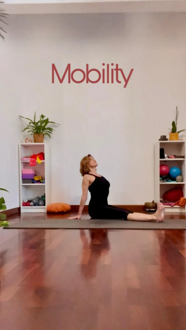 ✨

𝗠𝗼𝗯𝗶𝗹𝗶𝘁𝘆 𝗙𝗹𝗼𝘄
Tre brevi sequenze che combinano mobilità, controllo e fluidità del movimento. Ogni proposta invita a esplorare il corpo attraverso transizioni continue, migliorando coordinazione, consapevolezza e capacità di adattamento tra le diverse posizioni.

🦀 𝗦𝘁𝗿𝗮𝗱𝗱𝗹𝗲 𝗪𝗮𝗹𝗸 𝗥𝗲𝘃𝗲𝗿𝘀𝗲 𝗣𝗹𝗮𝗻𝗸
La sequenza esplora la mobilità delle anche attraverso l’alternanza di flessione e abduzione, con il successivo ritorno in adduzione, mantenendo l’allungamento della colonna. Il movimento prosegue in un Reverse Plank, inizialmente con il mento raccolto per favorire l’allungamento assiale e successivamente con un’estensione completa della colonna, lasciando che anche il capo accompagni naturalmente il movimento.

🐬 𝗛𝗶𝗻𝗴𝗲 + 𝗣𝗹𝗮𝗻𝗸 𝗗𝗶𝘃𝗲𝗿
Sequenza che sviluppa la capacità di trasferire il carico dagli arti inferiori agli arti superiori mantenendo stabilità del centro e allineamento della colonna. Integra mobilità delle anche, controllo scapolare e coordinazione dell’intera catena cinetica durante il passaggio tra hinge e plank.

🌵𝗕𝗿𝗶𝗱𝗴𝗲 𝗖𝗮𝗰𝘁𝘂𝘀 𝗔𝗿𝗺𝘀 + 𝗟𝗲𝗴𝘀 𝗘𝘅𝘁𝗲𝗻𝘀𝗶𝗼𝗻 
Il ponte attiva la catena posteriore e favorisce l’estensione dell’anca, mentre le braccia in posizione cactus promuovono l’apertura del torace e la mobilità del cingolo scapolare. L’estensione delle gambe richiede una buona flessione delle anche, mantenendo il bacino stabile e la colonna organizzata. Un breve lavoro che integra mobilità, controllo e consapevolezza del movimento.

#MobilityFlow #Mobilità #MovementPractice #FunctionalMovement #MoveBetter