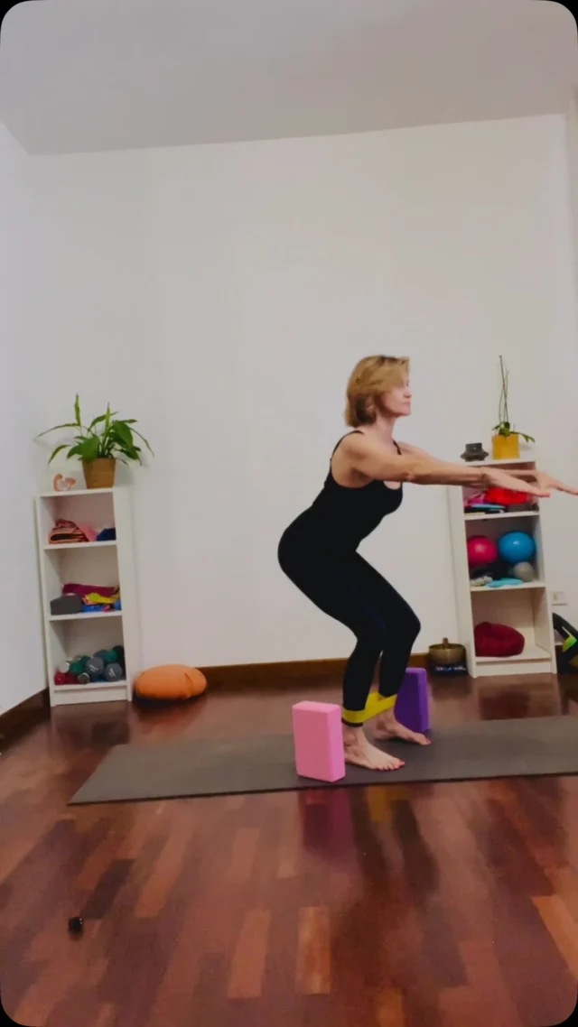 ✨

𝗗𝗬𝗡𝗔𝗠𝗜𝗖 𝗙𝗨𝗡𝗖𝗧𝗜𝗢𝗡𝗔𝗟 𝗠𝗢𝗩𝗘𝗦

Mini band, elastico ad anello e due Yoga block per creare brevi sequenze dinamiche che sfidano coordinazione motoria e velocità, attraverso cambi di appoggio, direzione e resistenza.

Un lavoro che coinvolge il corpo in modo globale e integra forza, stabilità, mobilità, controllo, coordinazione e velocità.

Muoversi significa anche sapersi adattare, rispondere a stimoli diversi e trovare ogni volta nuove strategie.

Il Ben Essere nasce dal movimento.

#movimentofunzionale #functionalmovement #coordinazionemotoria #pilates #miniband