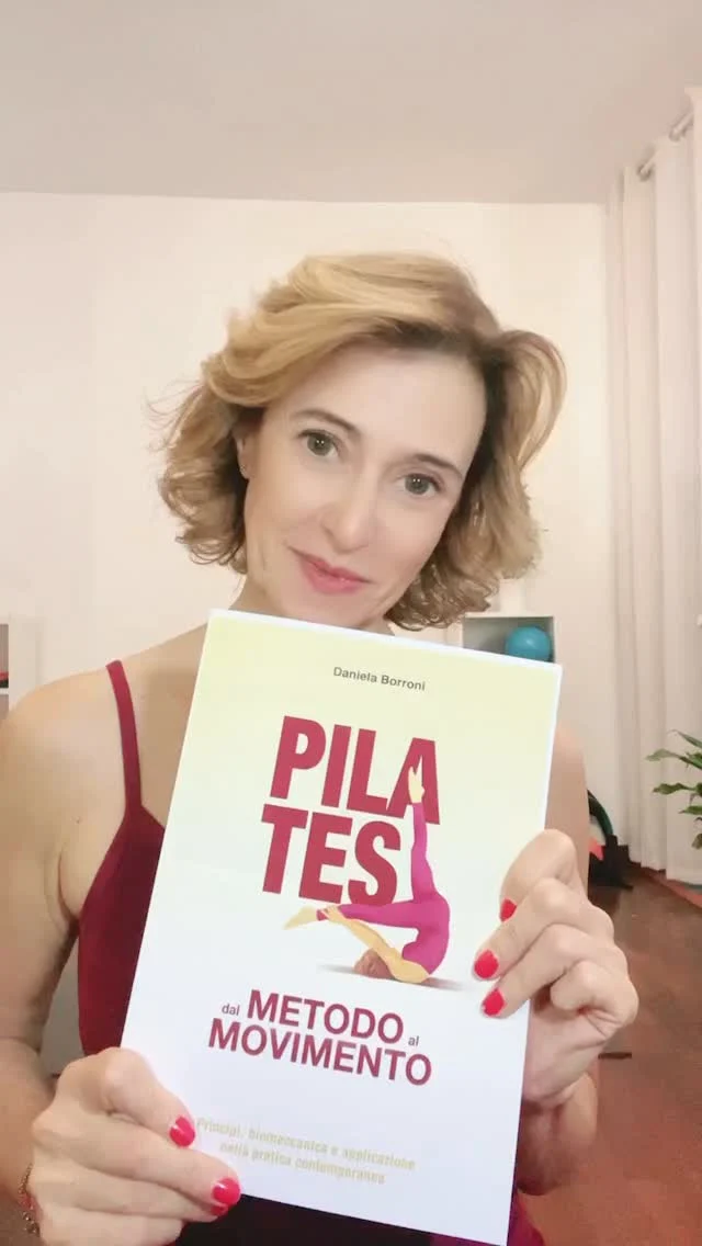 📚

“𝗣𝗶𝗹𝗮𝘁𝗲𝘀 – 𝗱𝗮𝗹 𝗠𝗲𝘁𝗼𝗱𝗼 𝗮𝗹 𝗠𝗼𝘃𝗶𝗺𝗲𝗻𝘁𝗼”

Il mio nuovo libro, dopo “Functional Yoga”.

Ogni esercizio ha una forma.
Ma ciò che fa davvero la differenza è capire cosa accade nel corpo mentre lo eseguiamo.

Questo libro nasce dal desiderio di andare oltre la forma, per osservare il movimento con uno sguardo più consapevole: anatomia, biomeccanica, principi del metodo e possibilità di adattamento diventano strumenti per costruire una pratica più precisa e personale.

Perché il Pilates non è semplicemente una serie di esercizi da eseguire, ma un movimento da comprendere.

𝗗𝗶𝘀𝗽𝗼𝗻𝗶𝗯𝗶𝗹𝗲:

📖 sul mio sito www.danielaborroni.it, in versione cartacea e digitale

📖 su Amazon

#Pilates #PilatesTeacher #PilatesTraining #AnatomiaFunzionale #MovimentoConsapevole