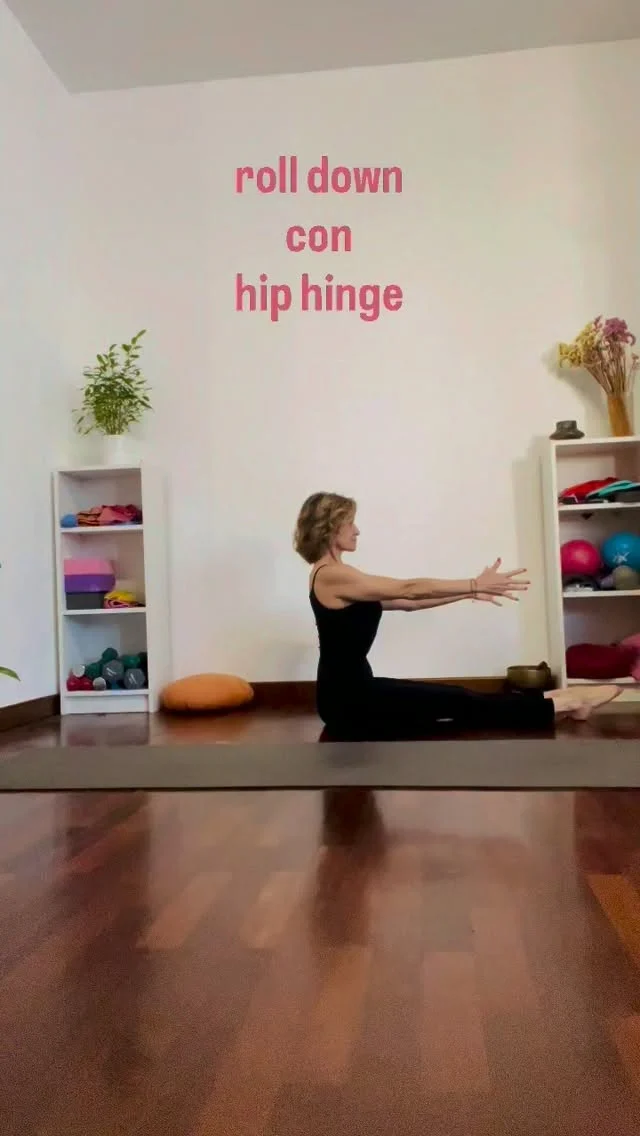 ✨

𝗥𝗢𝗟𝗟 𝗗𝗢𝗪𝗡 𝗖𝗢𝗡 𝗛𝗜𝗣 𝗛𝗜𝗡𝗚𝗘

Nel Roll Down dalla posizione seduta, il movimento inizia con un’azione di hip hinge, attraverso la quale il bacino si inclina posteriormente rispetto ai femori, mentre la colonna vertebrale mantiene inizialmente il proprio allungamento assiale.

Questa fase è accompagnata da una preattivazione del muscolo trasverso dell’addome, che contribuisce alla stabilizzazione del complesso lombo-pelvico e al controllo della pressione intra-addominale.

Con il progredire del movimento, all’attivazione del trasverso si aggiunge quella della muscolatura addominale più superficiale, in particolare del retto dell’addome e degli obliqui, che partecipano al controllo della retroversione del bacino e alla progressiva flessione della colonna vertebrale.

L’hip hinge permette di organizzare la discesa in modo graduale, evitando di lasciarsi cadere sul sacro e favorendo una distribuzione progressiva del carico lungo la colonna vertebrale.

Il Roll Down non è semplicemente un arrotondamento della schiena, ma un movimento coordinato tra bacino, colonna vertebrale e muscolatura addominale profonda e superficiale.

Movimento, respiro e consapevolezza.

#Pilates #RollDown #HipHinge #Biomeccanica #ControlloMotorio