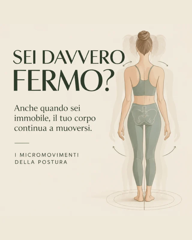 ✨

𝗦𝗘𝗜 𝗗𝗔𝗩𝗩𝗘𝗥𝗢 𝗙𝗘𝗥𝗠𝗢?

Anche quando abbiamo la sensazione di essere perfettamente immobili, il nostro corpo continua a muoversi.

Nella stazione eretta avvengono continuamente piccoli 𝗺𝗶𝗰𝗿𝗼𝗺𝗼𝘃𝗶𝗺𝗲𝗻𝘁𝗶 𝗽𝗼𝘀𝘁𝘂𝗿𝗮𝗹𝗶: oscillazioni minime in avanti, indietro e lateralmente che fanno parte del normale controllo dell’equilibrio.

𝗖𝗢𝗠𝗘 𝗙𝗔 𝗜𝗟 𝗖𝗢𝗥𝗣𝗢 𝗔 𝗥𝗘𝗚𝗢𝗟𝗔𝗥𝗟𝗜?

Il sistema nervoso integra continuamente le informazioni provenienti dalla vista, dal sistema vestibolare e dal sistema somatosensoriale e propriocettivo.

In risposta, modula l’attività muscolare producendo piccoli aggiustamenti che coinvolgono soprattutto caviglie, anche e tronco.

𝗦𝗧𝗔𝗕𝗜𝗟𝗜𝗧𝗔̀ ≠ 𝗜𝗠𝗠𝗢𝗕𝗜𝗟𝗜𝗧𝗔̀

Essere stabili non significa eliminare il movimento, ma saperlo regolare continuamente.

Anche quando crediamo di essere fermi, il corpo sta già lavorando per mantenerci in equilibrio.

#anatomia #postura #equilibrio #biomeccanica #movimento