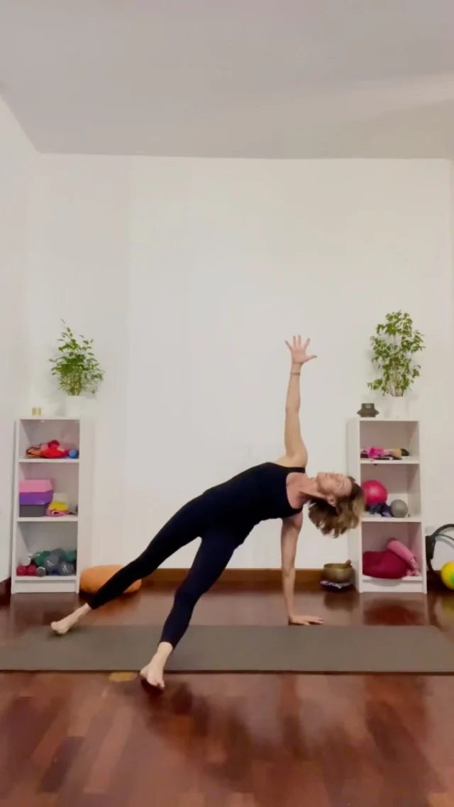 𝐅𝐮𝐧𝐜𝐭𝐢𝐨𝐧𝐚𝐥 𝐘𝐨𝐠𝐚
Martedì, 19:00–20:00
Online o on demand
lezione di prova gratuita 

In questa sequenza il core lavora per stabilizzare il tronco e controllare il bacino mentre cambiano gli appoggi e il corpo passa da una posizione all’altra. Un lavoro dinamico di forza, coordinazione e stabilità.

#FunctionalYoga #LavoroDelCore #StabilitàDelCore #YogaOnline #YogaMilano