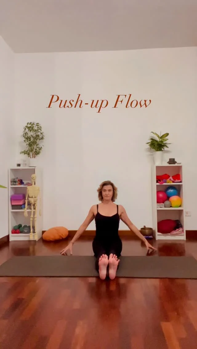✨

𝗣𝗨𝗦𝗛-𝗨𝗣 𝗙𝗟𝗢𝗪
Strength • Mobility • Control

Chi ha detto che un push-up debba essere sempre uguale? ✨

Si parte da una posizione seduta, un push-up a destra, uno a sinistra… e il movimento continua a evolversi attraverso nuove varianti e transizioni.

Ma qui il push-up è molto più di un esercizio per le braccia.

È un’opportunità per allenare il corpo in modo globale e funzionale, integrando forza, mobilità, stabilità e coordinazione.

Le braccia sostengono il peso del corpo, il core stabilizza, le anche esplorano diverse ampiezze di movimento e ogni cambio di appoggio richiede controllo, adattamento e consapevolezza.

È proprio questo il valore dell’allenamento funzionale: non lavorare su singoli muscoli in modo isolato, ma sviluppare la capacità di gestire il proprio corpo nello spazio, trasferire il peso, coordinare più articolazioni e passare da una posizione all’altra con efficienza e fluidità.

Ogni transizione diventa parte dell’allenamento, ogni variazione un nuovo stimolo.

Perché la vera funzionalità non è soltanto essere forti o flessibili, ma saper utilizzare forza e mobilità insieme, in movimenti coordinati e consapevoli.

#FunctionalTraining #FunctionalYoga #MovementFlow #PushUpVariations #StrengthAndMobility